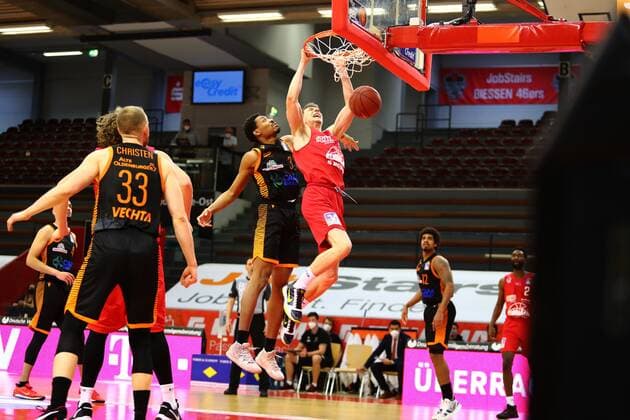 Dunk by Alen Pjanic Giessen in duel with Sha Markus Kennedy Vechta Jobstairs Giessen 46ers vs Rasta Vechta, Basketball, Bundesliga, 02 05 2021 Jobstairs Giessen 46ers vs Rasta Vechta, Basketball, Bundesliga, 02 05 2021 Giessen Copyright: xEibner-Pressefotox EP_RWS