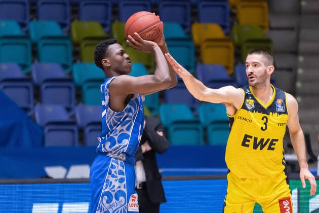Fraport Skyliners EWE Baskets Oldenburg, easyCredit BBL distance throw by Joshua Bonga Fraport Skyliners, 17 against Braydon Hobbs Oldenburg, 3 Basketball match of the easyCredit BBL between Fraport Skyliners and EWE Baskets Oldenburg on 2 May 2021 at Fraport Arena in Frankfurt am Main , Frankfurt am Main Hesse Germany Fraport Arena