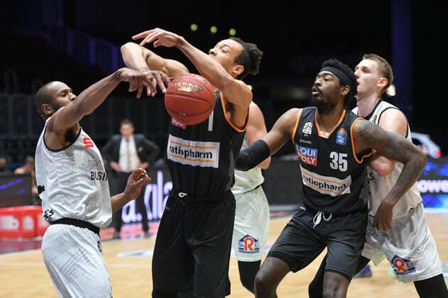 Demitrius Conger Ratiopharm Ulm center, Aric Holman Ratiopharm Ulm right and Virgil Matthews Niners Chemnitz left , Niners Chemnitz vs Ratiopharm Ulm, 02 05 2021, easycredit Basketball Bundesliga, GER, Season 2020 21 Niners Chemnitz vs Ratiopharm Ulm, 02 05 2021, easycredit Basketball Bundesliga, GER, Season 2020 21 Chemnitz Copyright: xBertxHarzer xEibner-xPressefotox