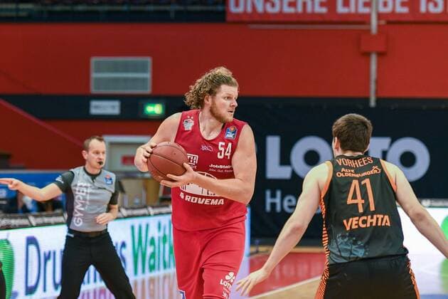 John Bryant, Will Vorhess 32 Spieltag, Basketball Bundesliga, Basketball season 2020 2021, Germany, easyCredit BBL, Germany, Giessen 46ers, giessen red, men, Jobstairs GIESSEN 46ers Rasta Vechta, men, Vechta in black