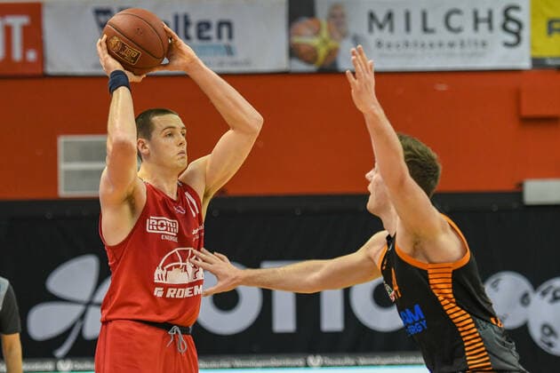 Scottie James Jr Will Vorhess 32 Spieltag, Basketball Bundesliga, Basketball season 2020 2021, Germany, easyCredit BBL, Germany, Giessen 46ers, giessen red, men, Jobstairs GIESSEN 46ers Rasta Vechta, men, Vechta in black