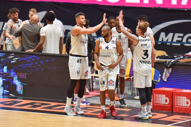 Chemnitz, Germany 02 May 2021 BBL 2020 2021 Niners Chemnitz vs Ratiopharm Ulm high-fiving the players of the Niners Chemnitz Messe Chemnitz Sachsen Copyright: xFotostandx xDostmannx