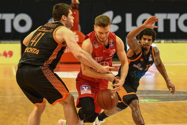 Will Vorhess, Ferdinand Zylka, Edgar Sosa 32 matchday, Basketball Bundesliga, Basketball season 2020 2021, Germany, easyCredit BBL, Germany, Giessen 46ers, giessen red, men, Jobstairs GIESSEN 46ers Rasta Vechta, men, Vechta in black