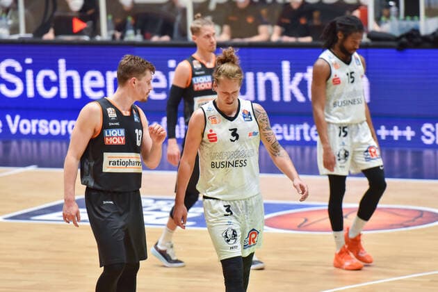 Chemnitz, Germany 02 May 2021 BBL 2020 2021 Niners Chemnitz vs Ratiopharm Ulm Andreas Obst Ulm in conversation Talk with Malte Ziegenhagen Chemnitz Fair Chemnitz Saxony Copyright: xFotostandx xDostmannx