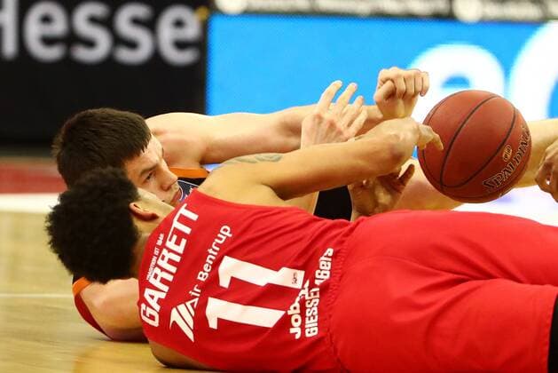Will Vorhees Vechta in ground two fight with Diante Garrett Giessen Jobstairs Giessen 46ers vs Rasta Vechta, Basketball, Bundesliga, 02 05 2021 Jobstairs Giessen 46ers vs Rasta Vechta, Basketball, Bundesliga, 02 05 2021 Giessen Copyright: xEibner-Pressefotox EP_RWS