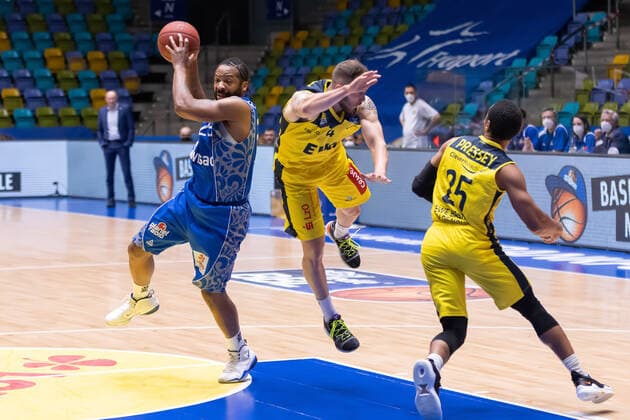 Fraport Skyliners EWE Baskets Oldenburg, easyCredit BBL Quantez Robertson Fraport Skyliners, 23 vs Keith Hornsby Oldenburg, 4 and Phil Pressey Oldenburg, 25 Basketball match of the easyCredit BBL between Fraport Skyliners and EWE Baskets Oldenburg on 2 May 2021 at Fraport Arena in Frankfurt am Main , Frankfurt am Main Hesse Germany Fraport Arena