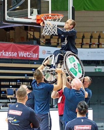 02 05 2021, xovx, Wheelchair Basketball Champions Cup 2021, Final, , RSB Thuringia Bulls RSV Lahn Dill RSV Lahn Dill win the Champions League after a 71 67 victory over the Thuringia Bulls, Thomas Böhme RSV Lahn Dill cuts the net from the ring Wetzlar Rittal Arena Hessen Germany EN