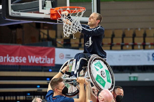 02 05 2021, xovx, Wheelchair Basketball Champions Cup 2021, Final, , RSB Thuringia Bulls RSV Lahn Dill RSV Lahn Dill win the Champions League after a 71 67 victory over the Thuringia Bulls, Thomas Böhme RSV Lahn Dill cuts the net from the ring Wetzlar Rittal Arena Hessen Germany EN
