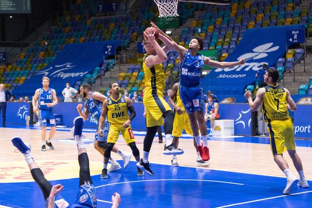 Fraport Skyliners EWE Baskets Oldenburg, easyCredit BBL Maximilian Begue Fraport Skyliners, 3 defends against Rasid Mahalbasic Oldenburg, 24 Phil Pressey Oldenburg, 25 and Sebastian Herrera Oldenburg, 7 are just spectators Basketball match of easyCredit BBL between Fraport Skyliners and EWE Baskets Oldenburg on 2 May 2021 at Fraport Arena in Frankfurt am Main , Frankfurt am Main Hesse Germany Fraport Arena