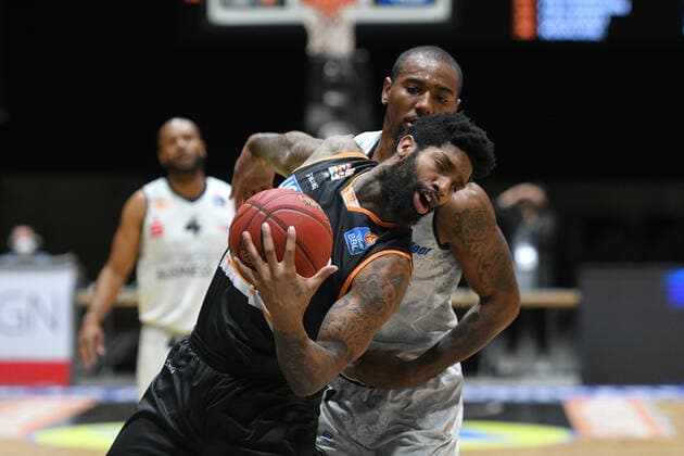 Cameron Clark Ratiopharm Ulm front and Isiaha Mike Niners Chemnitz back, Niners Chemnitz vs Ratiopharm Ulm, 02 05 2021, easycredit Basketball Bundesliga, GER, season 2020 21 Niners Chemnitz vs Ratiopharm Ulm, 02 05 2021, easycredit Basketball Bundesliga, GER, season 2020 21 Chemnitz Copyright: xBertxHarzer xEibner-xPressefotox