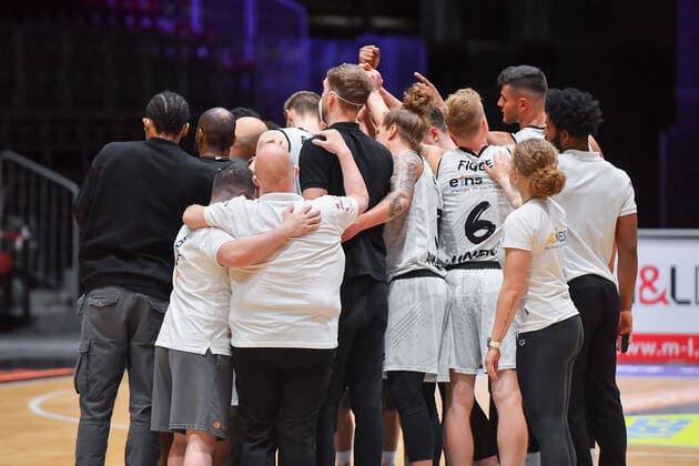 Chemnitz, Germany 02 May 2021 BBL 2020 2021 Niners Chemnitz vs Ratiopharm Ulm The players of Niners Chemnitz form a team circle after the final whistle Messe Chemnitz Sachsen Copyright: xFotostandx xDostmannx