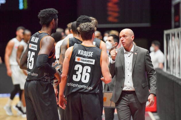 Chemnitz, Germany 02 May 2021 BBL 2020 2021 Niners Chemnitz vs Ratiopharm Ulm The players of both teams high-five after the final whistle Chemnitz Saxony Exhibition Centre Copyright: xFotostandx xDostmannx