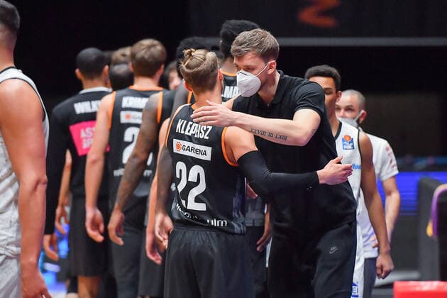 Chemnitz, Germany 02 May 2021 BBL 2020 2021 Niners Chemnitz vs Ratiopharm Ulm The players of both teams high-five after the final whistle Chemnitz Saxony Exhibition Centre Copyright: xFotostandx xDostmannx