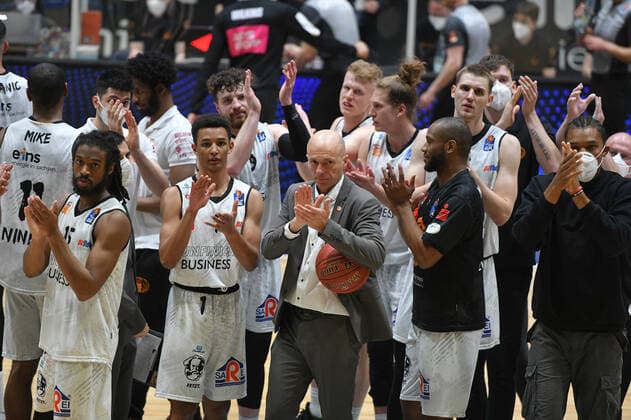Niners Chemnitz team, with Rodrigo Pastore coach, Head Coach, Niners Chemnitz center, after the final whistle , Niners Chemnitz vs Ratiopharm Ulm, 02 05 2021, easycredit Basketball Bundesliga, GER, season 2020 21 Niners Chemnitz vs Ratiopharm Ulm, 02 05 2021, easycredit Basketball Bundesliga, GER, season 2020 21 Chemnitz Copyright: xBertxHarzer xEibner-xPressefotox