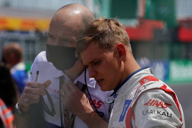 FORMULA 1 HEINEKEN PORTUGUESE GRAND PRIX 2021 02 05 2021, Autodromo Internacional do Algarve, Portimao, FORMULA 1 HEINEKEN PORTUGUESE GRAND PRIX 2021,in the picture starting grid Mick Schumacher DEU 47 , Haas F1 Team talks to his engineer nordphotoxGmbHx xBratic nph00250