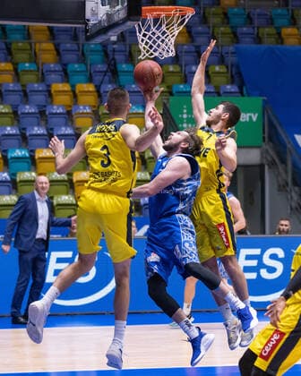 Fraport Skyliners EWE Baskets Oldenburg, easyCredit BBL Jon Axel Gudmundsson Fraport Skyliners, 30 tries to find his way to the basket between Braydon Hobbs Oldenburg, 3 and Sebastian Herrera Oldenburg, 7 Basketball match of the easyCredit BBL between Fraport Skyliners and EWE Baskets Oldenburg on 2 May 2021 at Fraport Arena in Frankfurt am Main , Frankfurt am Main Hesse Germany Fraport Arena