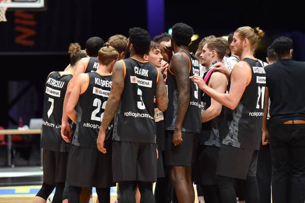 Chemnitz, Germany 02 May 2021 BBL 2020 2021 Niners Chemnitz vs Ratiopharm Ulm The players of Ratiopharm Ulm form a team circle after the final whistle Messe Chemnitz Sachsen Copyright: xFotostandx xDostmannx