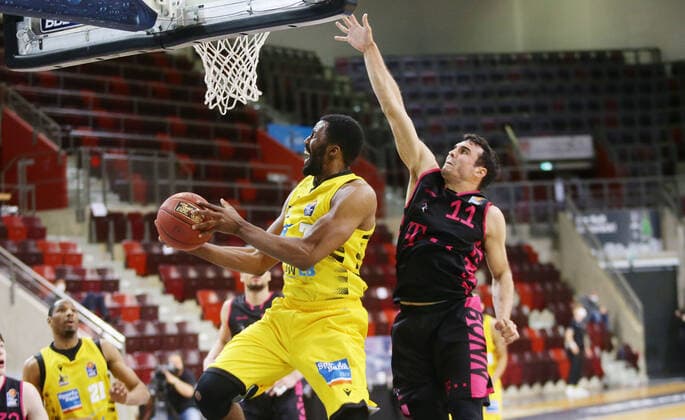 Ludwigsburg , Basketball easyCredit BBL Bundesliga , MHP RIESEN Ludwigsburg vs Telekom Baskets Bonn , from left Jamel McLean Riesen Anthony Dileo Bonn