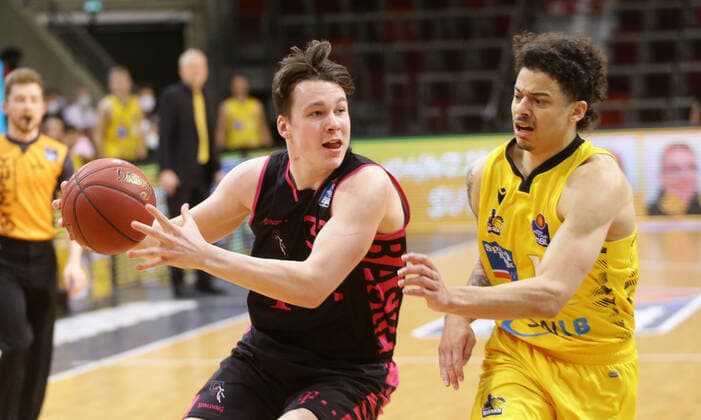 Ludwigsburg , Basketball easyCredit BBL Bundesliga , MHP RIESEN Ludwigsburg vs Telekom Baskets Bonn , from left Simonas Lukosius Bonn Jonah Radebaugh Giants