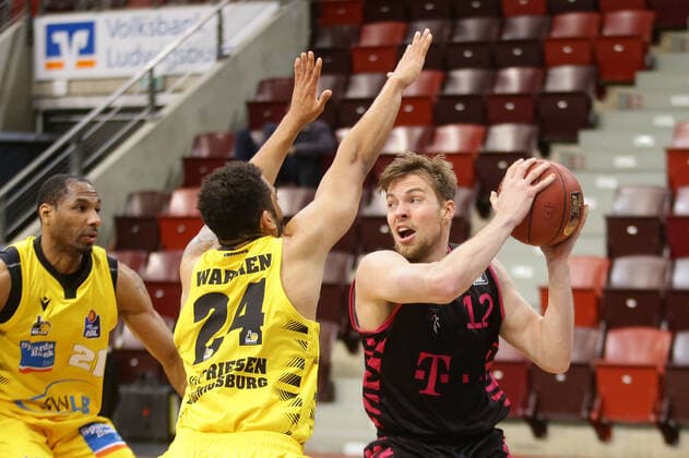 Ludwigsburg , Basketball easyCredit BBL Bundesliga , MHP RIESEN Ludwigsburg vs Telekom Baskets Bonn , from left Andrew Warren Riesen Kilian Binapfl Bonn