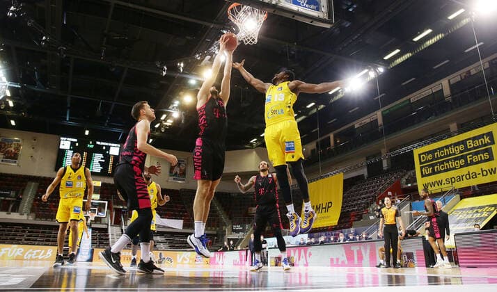 Ludwigsburg , Basketball easyCredit BBL Bundesliga , MHP RIESEN Ludwigsburg vs Telekom Baskets Bonn , from left Leon Kratzer Bonn Yorman Polas bartolo Riesen