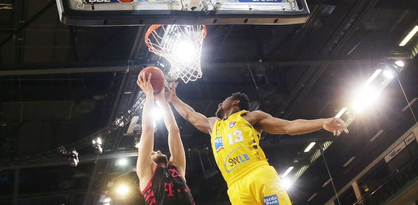 Ludwigsburg , Basketball easyCredit BBL Bundesliga , MHP RIESEN Ludwigsburg vs Telekom Baskets Bonn from left Leon Kratzer Bonn Yorman Polas bartolo Riesen