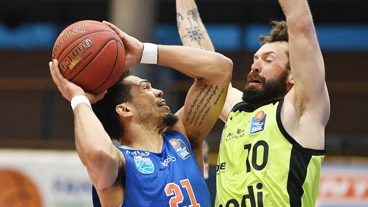 Basketball, 1 Bundesliga, Season 2020 2021, 32 Matchday, SYNTAINICS MBC Mitteldeutscher Basketball Club Weissenfels vs medi bayreuth 02 05 2021 Duel for the ball between Quinton Hooker MBC Weissenfels, back number 21 li and Bastian Doreth medi Bayreuth, back number 10 during the match Weißenfels vs Bayreuth 02 05 2021 Weißenfels Sachsen Anhalt Germany Stadthalle Weißenfels