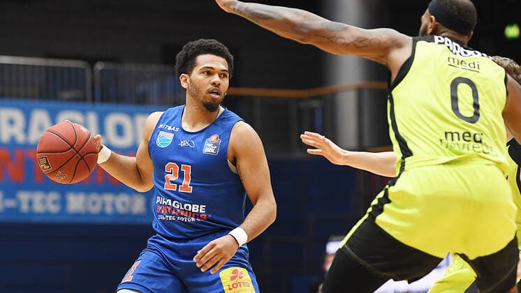 Basketball, 1 Bundesliga, season 2020 2021, 32 matchday, SYNTAINICS MBC Mitteldeutscher Basketball Club Weissenfels vs medi bayreuth 02 05 2021 Quinton Hooker MBC Weissenfels, back number 21 on the ball in front of Dererk Pardon medi Bayreuth, back number 100 during the game Weißenfels vs Bayreuth 02 05 2021 Weißenfels Sachsen Anhalt Germany Stadthalle Weißenfels
