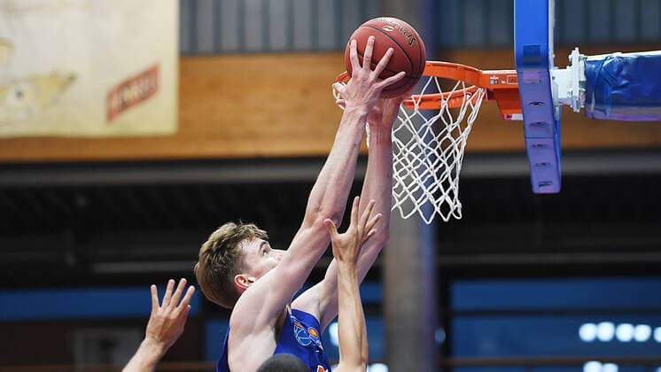 Basketball, 1 Bundesliga, season 2020 2021, 32 matchday, SYNTAINICS MBC Mitteldeutscher Basketball Club Weissenfels vs medi bayreuth 02 05 2021 Philipp Hartwich MBC Weissenfels, back number number 15 at the basket during the game Weißenfels vs Bayreuth 02 05 2021 Weißenfels Sachsen Anhalt Germany Stadthalle Weißenfels