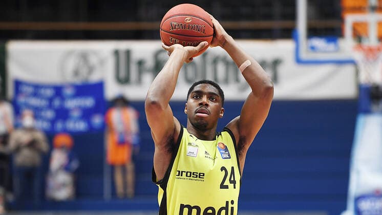 Basketball, 1 Bundesliga, season 2020 2021, 32 matchday, SYNTAINICS MBC Mitteldeutscher Basketball Club Weissenfels vs medi bayreuth 02 05 2021 free throw Frank Bartley medi Bayreuth, back number 24 on the ball during the game Weißenfels vs Bayreuth 02 05 2021 Weißenfels Sachsen Anhalt Germany Stadthalle Weißenfels