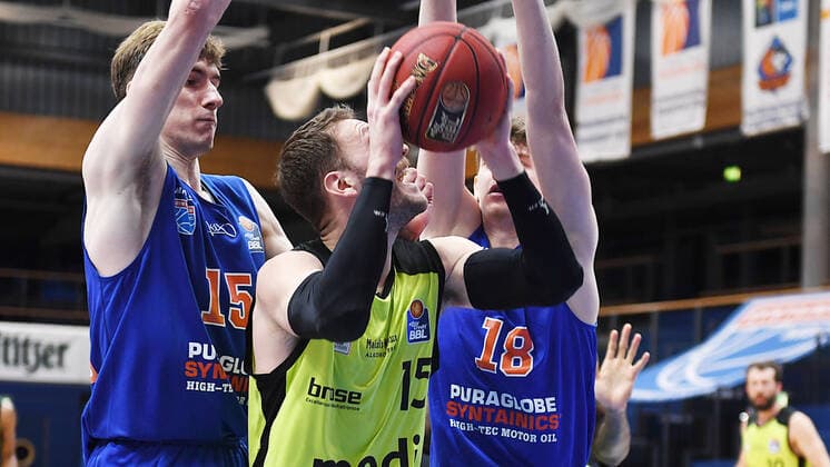 Basketball, 1 Bundesliga, season 2020 2021, 32 matchday, SYNTAINICS MBC Mitteldeutscher Basketball Club Weissenfels vs medi bayreuth 02 05 2021 Duel at the basket for the ball between Matthew Tiby medi Bayreuth, back number 15 , Philipp Hartwich MBC Weissenfels, back number 15 , Robin Danes MBC Weissenfels, back number 18 during the game Weißenfels vs Bayreuth 02 05 2021 Weißenfels Sachsen Anhalt Germany Stadthalle Weißenfels