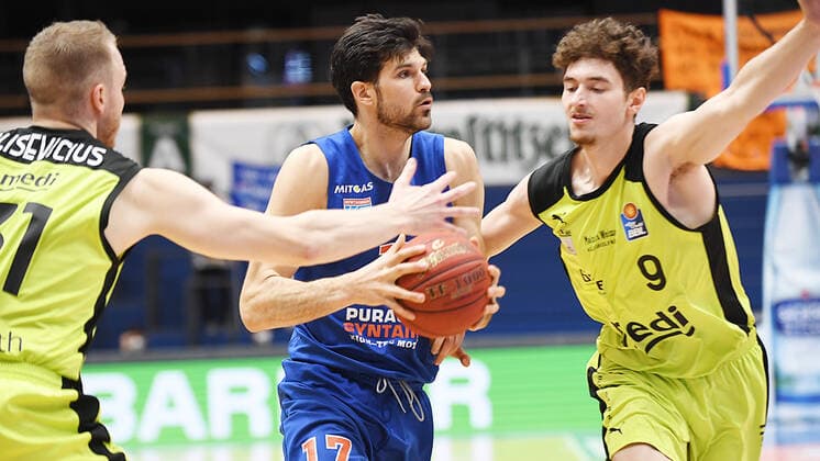 Basketball, 1 Bundesliga, season 2020 2021, 32 matchday, SYNTAINICS MBC Mitteldeutscher Basketball Club Weissenfels vs medi bayreuth 02 05 2021 Aleksandar Marelja MBC Weissenfels, back number 17 on the ball against Osvaldas Olisevicius medi Bayreuth, back number 31 and Kay Bruhnke medi Bayreuth, back number 9 during the match Weißenfels vs Bayreuth 02 05 2021 Weißenfels Sachsen Anhalt Germany Stadthalle Weißenfels