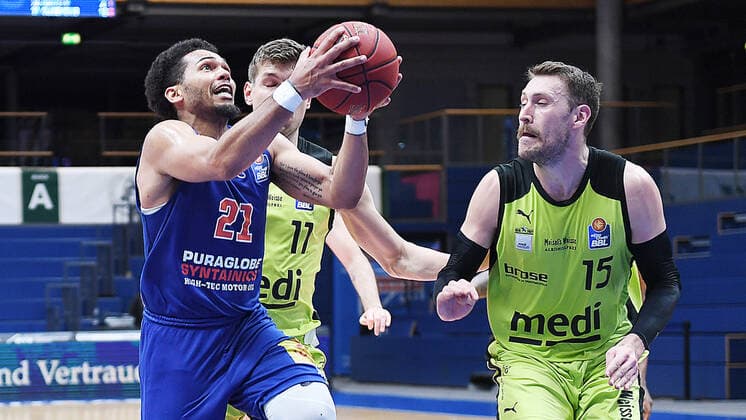 Basketball, 1 Bundesliga, season 2020 2021, 32 matchday, SYNTAINICS MBC Mitteldeutscher Basketball Club Weissenfels vs medi bayreuth 02 05 2021 Quinton Hooker MBC Weissenfels, back number 21 on the ball against Andreas Seiferth medi Bayreuth, back number 11 and Matthew Tiby medi Bayreuth, back number 15 during the match Weißenfels vs Bayreuth 02 05 2021 Weißenfels Sachsen Anhalt Germany Stadthalle Weißenfels