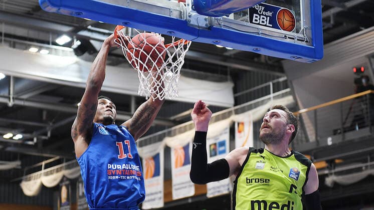 Basketball, 1 Bundesliga, season 2020 2021, 32 matchday, SYNTAINICS MBC Mitteldeutscher Basketball Club Weissenfels vs medi bayreuth 02 05 2021 Kyndahl Hill MBC Weissenfels, back number 11 at the dunk against Matthew Tiby medi Bayreuth, back number 15 at the game Weißenfels vs Bayreuth 02 05 2021 Weißenfels Sachsen Anhalt Germany Stadthalle Weißenfels