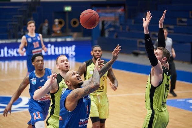 Syntainics MBC Medi Bayreuth, Basketball, Bundesliga, Men, 2020 2021, 32 Matchday, 02 05 2021, v l Sergio Kerusch MBC, 7 , Matthew Tiby bayreuth, 15 Syntainics MBC Medi Bayreuth, Basketball, Bundesliga, Men, 2020 2021, 32 Matchday, 02 05 2021, Weissenfels Copyright: xEckehardxSchulz Eibner-Pressefotx ep_esz