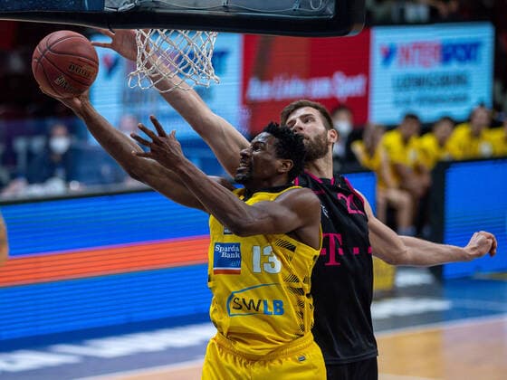 Yorman Polas Bartolo MHP Riesen Ludwigsburg, 13 , Leon Kratzer Telekom Baskets Bonn, 21 , MHP Riesen Ludwigsburg vs Telekom Baskets Bonn, Basketball, Bundesliga, easycredit BBL, 32 Spieltag, Spielzeit 2020 2021, 02 05 2021, MHP Riesen Ludwigsburg vs Telekom Baskets Bonn, Basketball, Bundesliga, easycredit BBL, 32 Spieltag, Spielzeit 2020 2021, 02 05 2021 Ludwigsburg Copyright: xEibner-Pressefoto SaschaxWaltherx EP_SWA