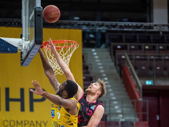 Jamel McLean MHP Riesen Ludwigsburg, 07 , Kilian Binapfl Telekom Baskets Bonn, 12 , MHP Riesen Ludwigsburg vs Telekom Baskets Bonn, Basketball, Bundesliga, easycredit BBL, 32 Spieltag, Spielzeit 2020 2021, 02 05 2021, MHP Riesen Ludwigsburg vs Telekom Baskets Bonn, Basketball, Bundesliga, easycredit BBL, 32 Spieltag, Spielzeit 2020 2021, 02 05 2021 Ludwigsburg Copyright: xEibner-Pressefoto SaschaxWaltherx EP_SWA
