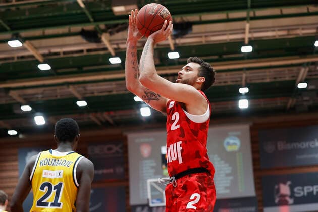 02 05 2021, Basketball, BBL 2020 2021, 32 matchday, s Oliver Wuerzburg ALBA BERLIN, GER, Wuerzburg, s Oliver Arena, picture from left Christ Koumadje ALBA BERLIN and Brekkott Chapman s Oliver Wuerzburg Copyright: HMBxMedia xHeikoxBecker