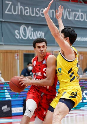 02 05 2021, Basketball, BBL 2020 2021, 32 matchday, s Oliver Wuerzburg ALBA BERLIN, GER, Wuerzburg, s Oliver Arena, picture f li Tyson Ward s Oliver Wuerzburg and Simone Fontecchio ALBA BERLIN Copyright: HMBxMedia xHeikoxBecker