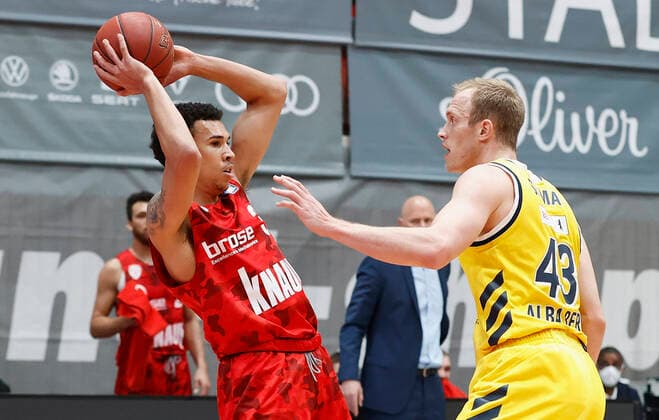 02 05 2021, Basketball, BBL 2020 2021, 32 matchday, s Oliver Wuerzburg ALBA BERLIN, GER, Wuerzburg, s Oliver Arena, picture from left Tyson Ward s Oliver Wuerzburg and Luke Sikma ALBA BERLIN Copyright: HMBxMedia xHeikoxBecker