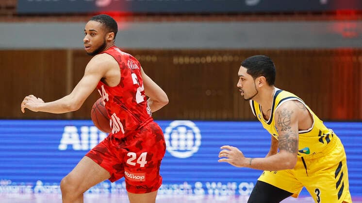 02 05 2021, Basketball, BBL 2020 2021, 32 matchday, s Oliver Wuerzburg ALBA BERLIN, GER, Wuerzburg, s Oliver Arena, picture from left Cameron Hunt s Oliver Wuerzburg and Peyton Siva ALBA BERLIN Copyright: HMBxMedia xHeikoxBecker