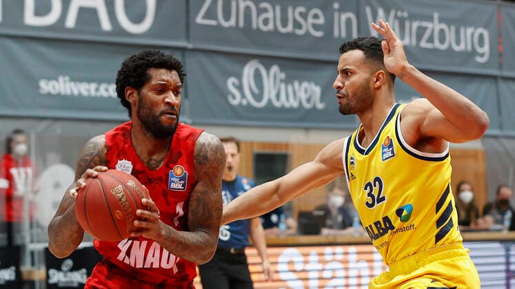 02 05 2021, Basketball, BBL 2020 2021, 32 matchday, s Oliver Wuerzburg ALBA BERLIN, GER, Wuerzburg, s Oliver Arena, picture from left Perry Jones III s Oliver Wuerzburg and Johannes Thiemann ALBA BERLIN Copyright: HMBxMedia xHeikoxBecker