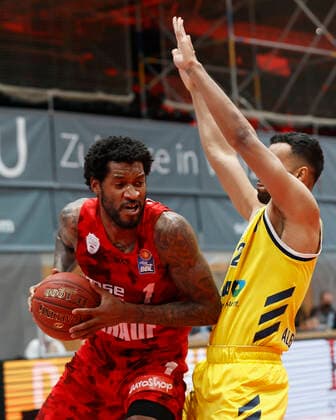 02 05 2021, Basketball, BBL 2020 2021, 32 matchday, s Oliver Wuerzburg ALBA BERLIN, GER, Wuerzburg, s Oliver Arena, picture from left Perry Jones III s Oliver Wuerzburg and Johannes Thiemann ALBA BERLIN Copyright: HMBxMedia xHeikoxBecker