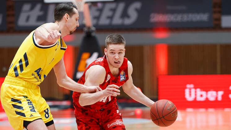 02 05 2021, Basketball, BBL 2020 2021, 32 matchday, s Oliver Wuerzburg ALBA BERLIN, GER, Wuerzburg, s Oliver Arena, picture from left Marcus Eriksson ALBA BERLIN and Nils Hassfurther s Oliver Wuerzburg Copyright: HMBxMedia xHeikoxBecker