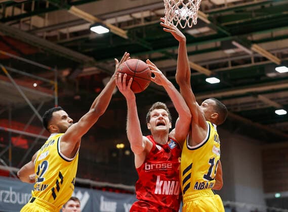 02 05 2021, Basketball, BBL 2020 2021, 32 matchday, s Oliver Wuerzburg ALBA BERLIN, GER, Wuerzburg, s Oliver Arena, picture from left Johannes Thiemann ALBA BERLIN , Florian Koch s Oliver Wuerzburg and Louis Olinde ALBA BERLIN Copyright: HMBxMedia xHeikoxBecker