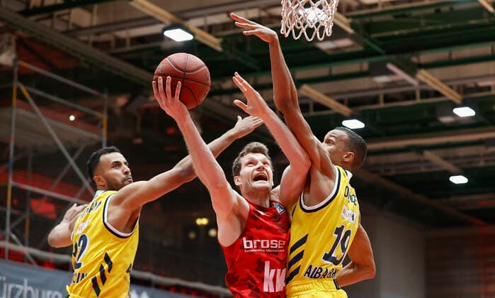 02 05 2021, Basketball, BBL 2020 2021, 32 matchday, s Oliver Wuerzburg ALBA BERLIN, GER, Wuerzburg, s Oliver Arena, picture from left Johannes Thiemann ALBA BERLIN , Florian Koch s Oliver Wuerzburg and Louis Olinde ALBA BERLIN Copyright: HMBxMedia xHeikoxBecker