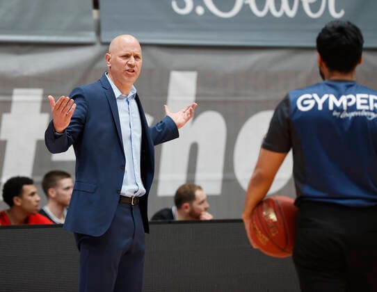 02 05 2021, Basketball, BBL 2020 2021, 32 matchday, s Oliver Wuerzburg ALBA BERLIN, GER, Wuerzburg, s Oliver Arena, picture from left Headcoach Denis Wucherer s Oliver Wuerzburg in discussion with referee Kattur Radeesh Copyright: HMBxMedia xHeikoxBecker