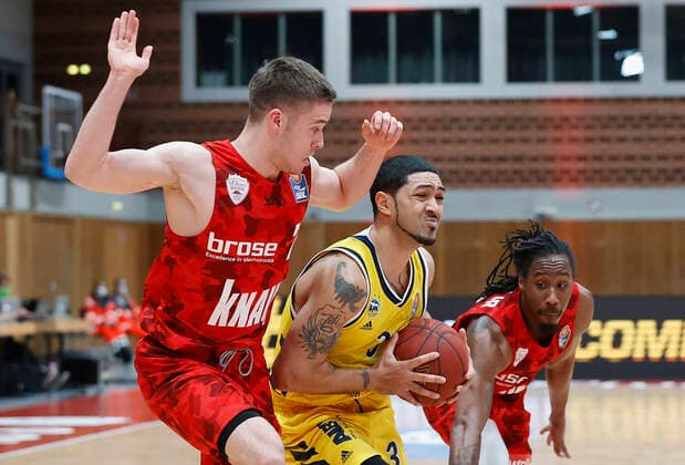 02 05 2021, Basketball, BBL 2020 2021, 32 matchday, s Oliver Wuerzburg ALBA BERLIN, GER, Wuerzburg, s Oliver Arena, picture from left Nils Hassfurther s Oliver Wuerzburg , Peyton Siva ALBA BERLIN and Robert Lowery s Oliver Wuerzburg Copyright: HMBxMedia xHeikoxBecker