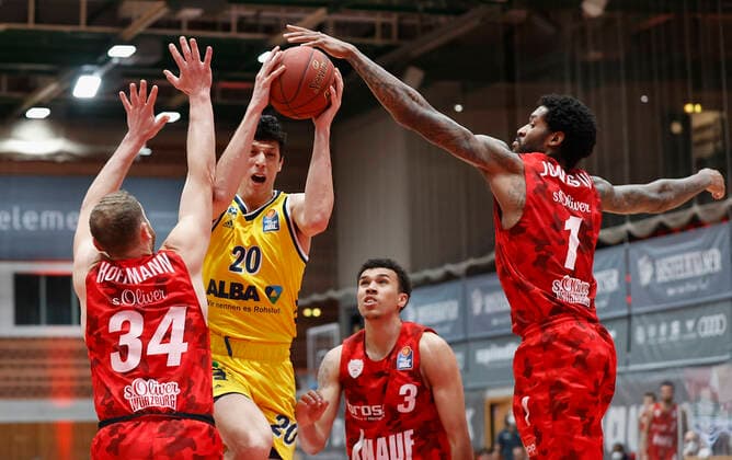 02 05 2021, Basketball, BBL 2020 2021, 32 matchday, s Oliver Wuerzburg ALBA BERLIN, GER, Wuerzburg, s Oliver Arena, picture from left Felix Hoffmann s Oliver Wuerzburg , Simone Fontecchio ALBA BERLIN , Tyson Ward s Oliver Wuerzburg and Perry Jones III s Oliver Wuerzburg Copyright: HMBxMedia xHeikoxBecker