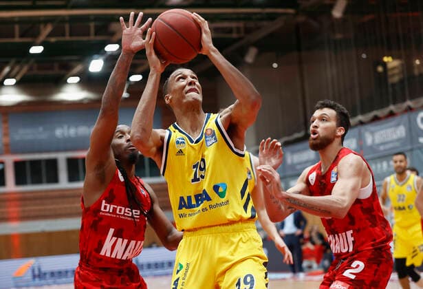 02 05 2021, Basketball, BBL 2020 2021, 32 matchday, s Oliver Wuerzburg ALBA BERLIN, GER, Wuerzburg, s Oliver Arena, picture from left Robert Lowery s Oliver Wuerzburg , Louis Olinde ALBA BERLIN and Brekkott Chapman s Oliver Wuerzburg Copyright: HMBxMedia xHeikoxBecker